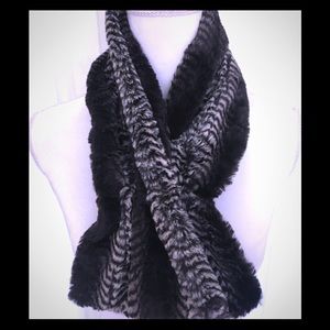 “NWT” Animal Print faux fur scarf